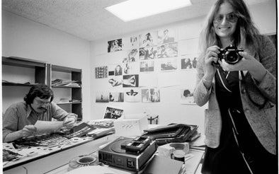 In 1975, Leibovitz and art director Will Hopkins (left) checked the layout of Mark & ​​Leibovitz, a book about photography by Leibovitz collaborated with photojournalist Mary Ellen Mark.